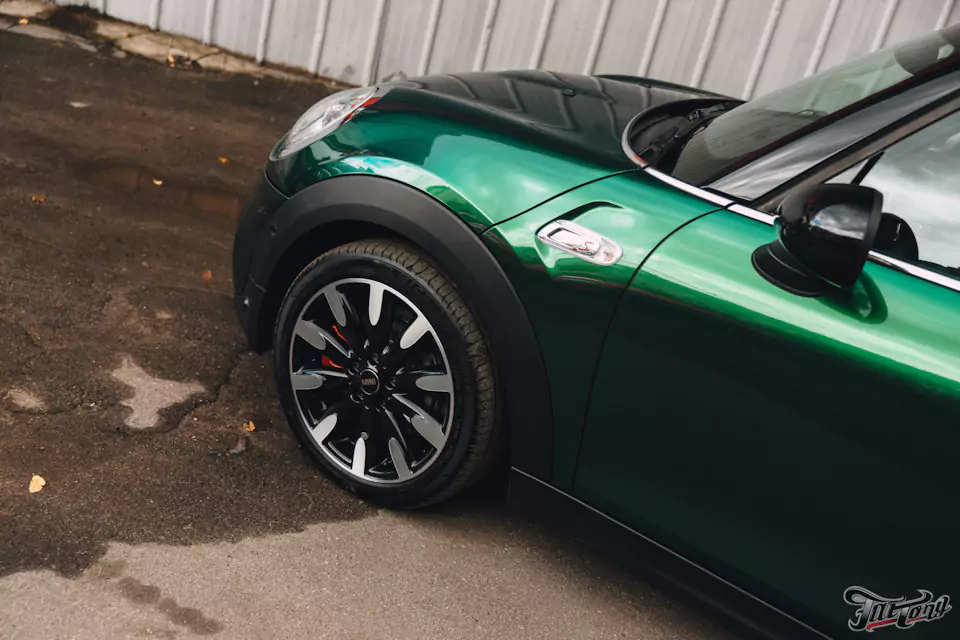 Оклеили Mini Cooper цветным полиуретаном, заменили хромированные детали, окрасили диски и суппорта, выполнили комплекс детейлинг-услуг и техническое обслуживание